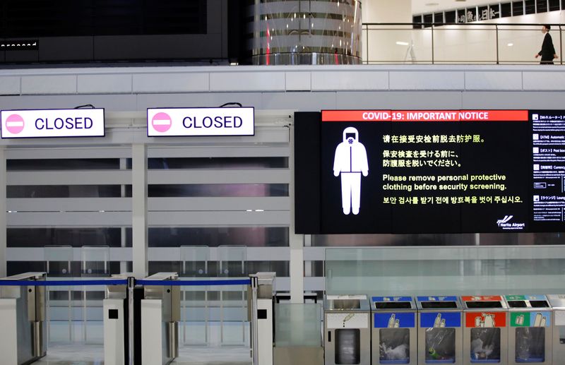 &copy; Reuters. FILE PHOTO: A notice about COVID-19 safety measures is pictured next to closed doors at a departure hall of Narita international airport on the first day of closed borders to prevent the spread of the new coronavirus Omicron variant in Narita, east of Tok