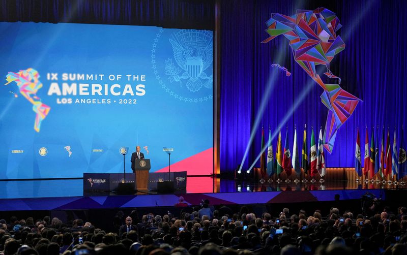 &copy; Reuters. ロサンゼルスで開会中の米州首脳会議では、不法移民を抑制し、移民を積極的に受け入れる国への支援措置などを宣言する見通し。ロイターが草案資料を確認した。写真は６月２日、ロサン