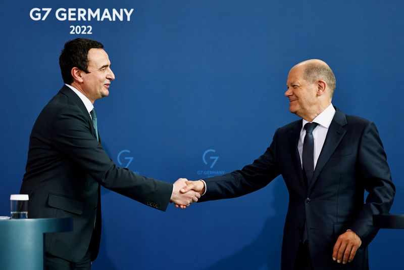 &copy; Reuters. FILE PHOTO: German Chancellor Olaf Scholz and Kosovo's Prime Minister Albin Kurti shake hands during a news conference in Berlin, Germany May 4, 2022. REUTERS/Hannibal Hanschke