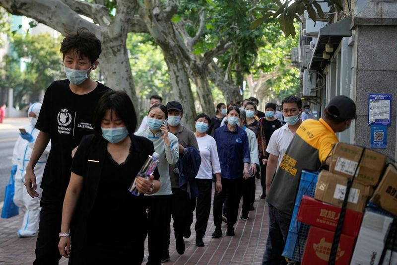 &copy; Reuters. Une nouvelle campagne massive de dépistage du coronavirus va être organisée dans la ville chinoise de Shanghai, où la plupart des habitants seront testés au cours du week-end, moins de deux semaines après la levée du confinement imposé pour enraye