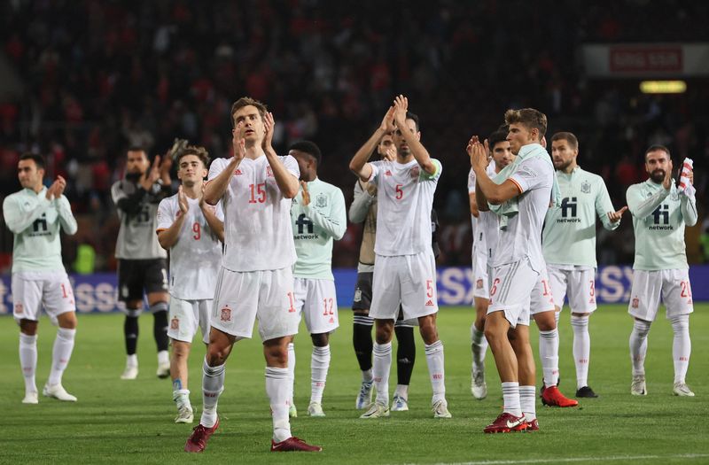 &copy; Reuters. Los jugadores de la selección española de fútbol aplauden tras su victoria sobre Suiza en el partido de la Liga de las Naciones de la UEFA disputado en el Stade de Genève en Lancy, Suiza, el 9 de junio de 2022. REUTERS/Denis Balibouse
