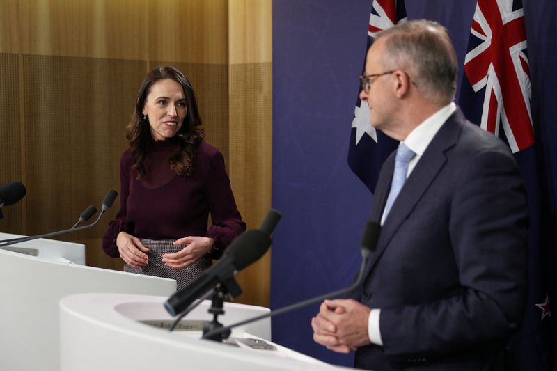 &copy; Reuters. 　６月１０日、オーストラリアのアルバニージー首相（写真右）とニュージーランド（ＮＺ）のアーダーン首相は、シドニーで共同記者会見を開き、気候変動や地域の安全保障を巡る問題で