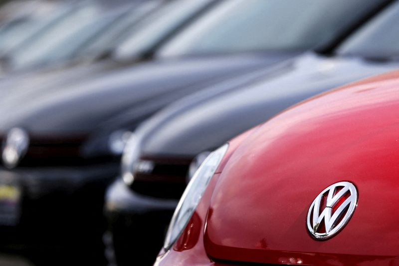 &copy; Reuters. 　６月９日、ドイツ自動車大手フォルクスワーゲン（ＶＷ）は、ロシア西部ニジニーノブゴロドの工場の労働者約２００人に対し、自主退職に応じれば退職補償金を支払うと表明した。写真