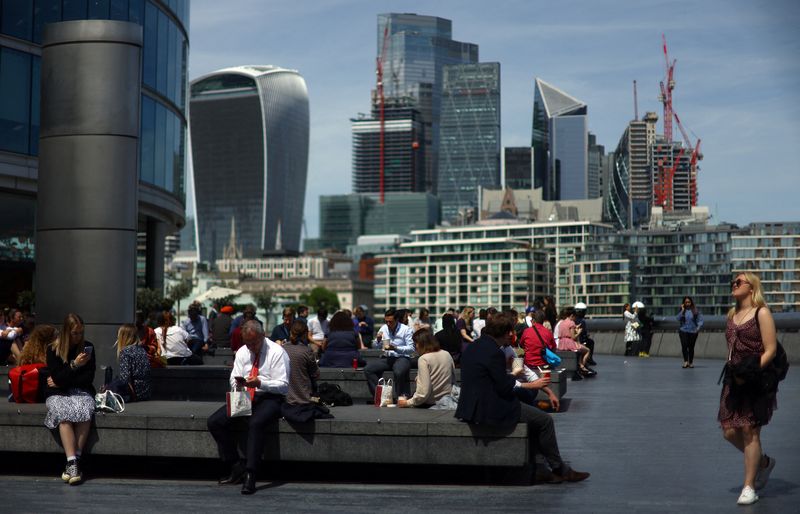 © Reuters. People enjoy warm weather in front of the city of London financial district in London, Britain, May 18, 2022. REUTERS/Hannah McKay/File Photo