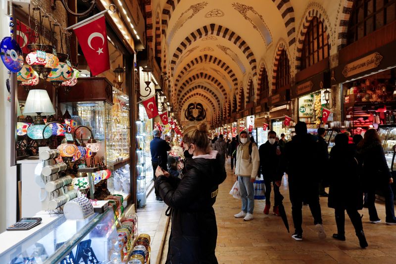 &copy; Reuters. FILE PHOTO: People shop at the Spice Market also known as the Egyptian Bazaar in Istanbul, Turkey December 16, 2021. REUTERS/Dilara Senkaya