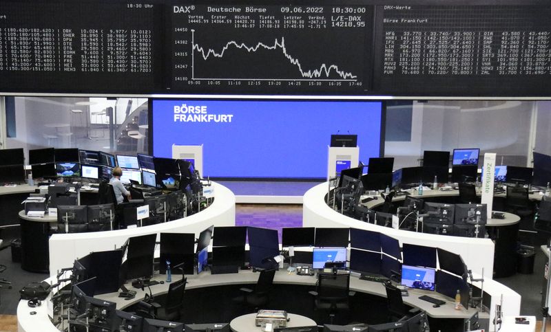 &copy; Reuters. El gráfico del índice de precios alemán DAX en una pantalla en el interior de la Bolsa de Fráncfort, Alemania, el 9 de junio de 2022. REUTERS/Personal