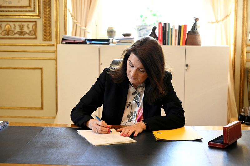 &copy; Reuters. FOTO DE ARCHIVO: La ministra de Asuntos Exteriores de Suecia, Ann Linde, firma la solicitud de adhesión del país a la OTAN en el Ministerio de Asuntos Exteriores, durante la invasión rusa de Ucrania, en Estocolmo, Suecia, 17 de mayo de 2022. REUTERS/Ag