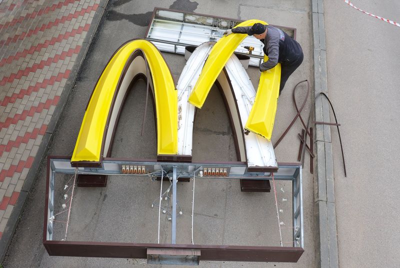 &copy; Reuters. Trabajadores retiran el logotipo de McDonald&apos;s en Kingisepp