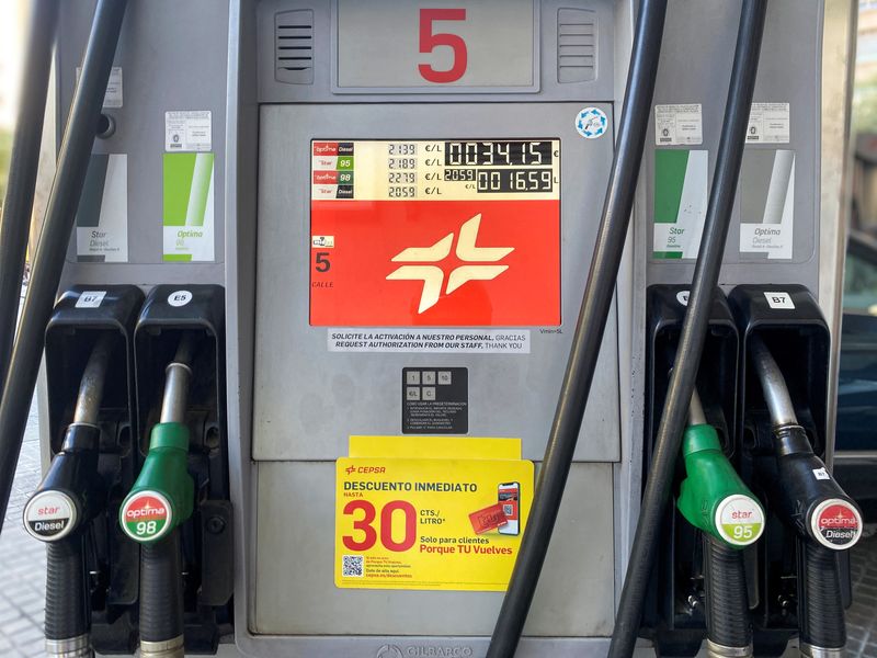 &copy; Reuters. Increased petrol and diesel prices are pictured on a display board at the Cepsa filling station in Barcelona, Spain, June 9, 2022. REUTERS/Nacho Doce