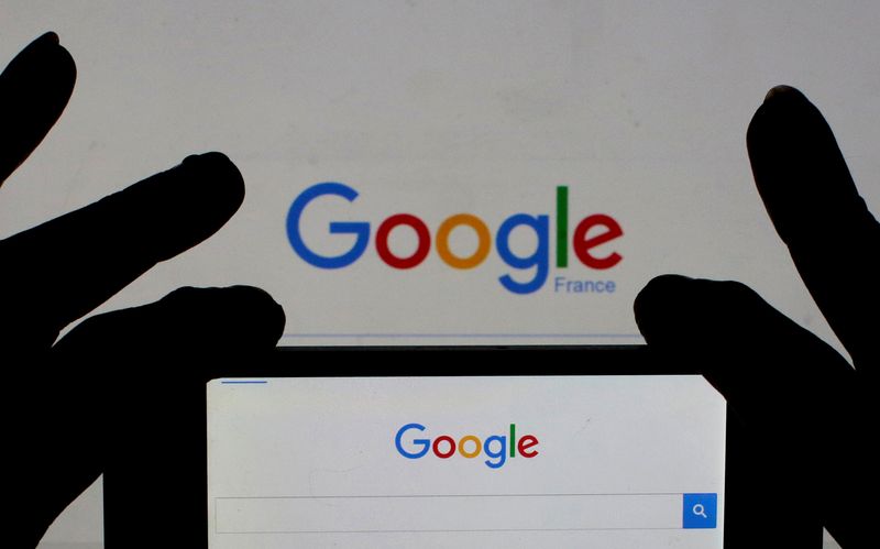&copy; Reuters. FILE PHOTO: A woman holds her smart phone which displays the Google home page, in this picture illustration taken February 24, 2016. REUTERS/Eric Gaillard/Illustration