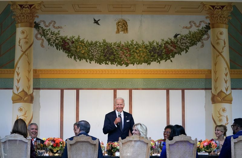 &copy; Reuters. El presidente de Estados Unidos, Joe Biden, habla durante una cena en la Villa Getty para los mandatarios y sus cónyuges en la Cumbre de las Américas, en Los Ángeles, California, Estados Unidos. 9 de junio de 2022. REUTERS/Kevin Lamarque     