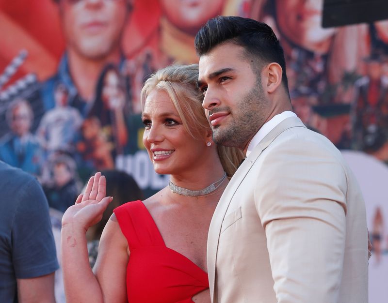 &copy; Reuters. FOTO DE ARCHIVO. Britney Spears y Sam Asghari posan en el estreno de "Había una vez en Hollywood" en Los Ángeles, California, Estados Unidos. 22 de julio de 2019. REUTERS/Mario Anzuoni