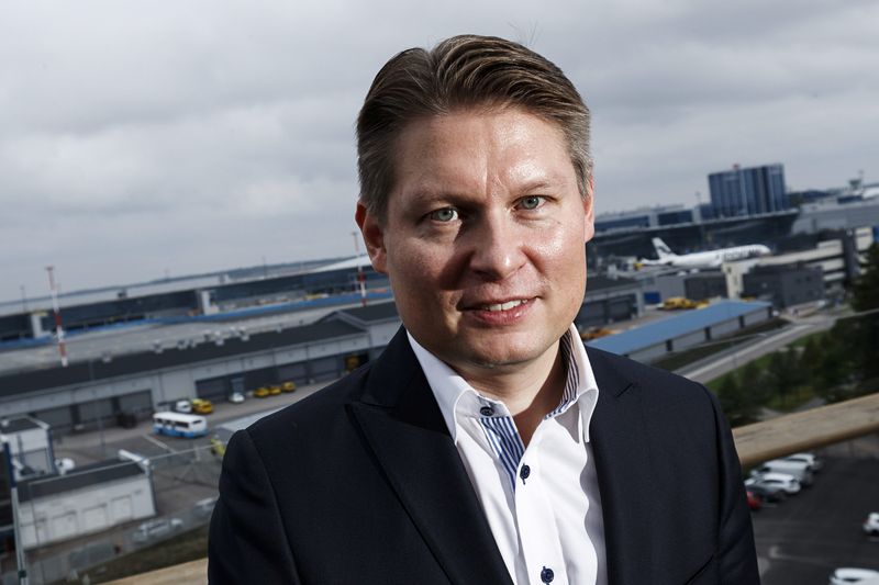 &copy; Reuters. FILE PHOTO: Topi Manner, Finnair's new CEO, poses at the company headquarters in Vantaa, Finland, September 4, 2018. Lehtikuva/Roni Rekomaa via REUTERS      