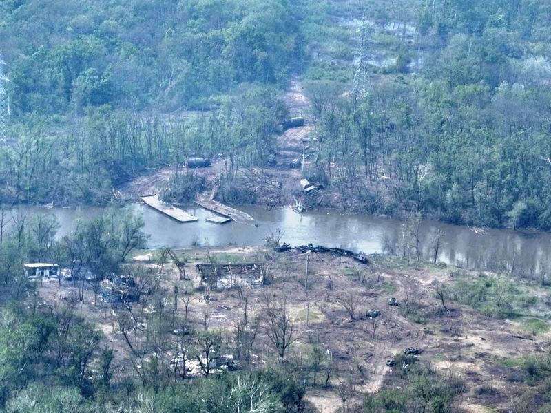 &copy; Reuters. Veículos queimados nas margens do rio Siverskyi Donets, na Ucrânia
12/05/2022
Comando das Forças Aéreas da Ucrânia/Divulgação via REUTERS