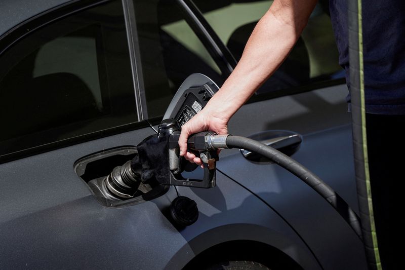 &copy; Reuters. Cliente abastece carro em posto de gasolina da Califórnia, EUA
10/03/2022.  REUTERS/Bing Guan
