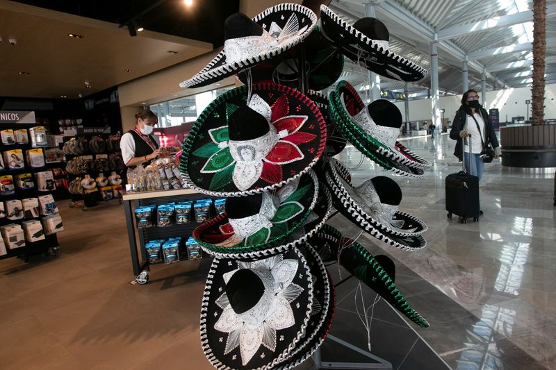 &copy; Reuters. Sombreros mexicanos em aeroporto internacional de Zumpango, no Estado do México
23/04/2022
REUTERS/Quetzalli Nicte-Ha