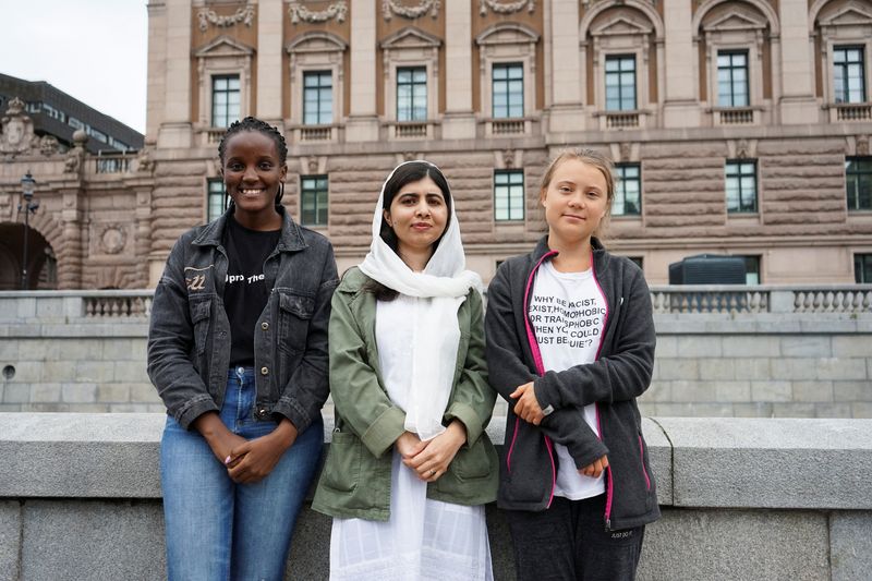 &copy; Reuters. La activista climática ugandesa Vanessa Nakate, la ganadora del premio Nobel de la Paz Malala Yousafzai y la activista sueca Greta Thunberg asisten a la protesta "Fridays For Future" frente al Parlamento sueco, en Estocolmo, Suecia. 10 de junio de 2022. 
