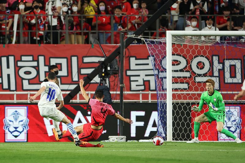 &copy; Reuters. Miguel Almiron hace su primer gol REUTERS/Kim Hong-Ji