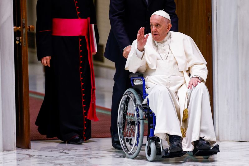 &copy; Reuters. Papa Francisco usa cadeira de rodas durante reunião no Vaticano
05/05/2022
REUTERS/Guglielmo Mangiapane