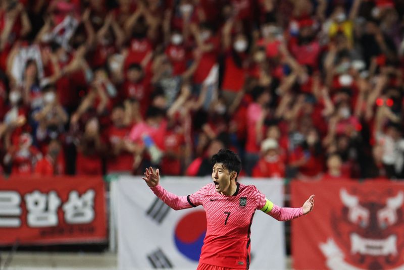 &copy; Reuters. سونج هيونج-مين لاعب كوريا الجنوبية يحتفل بإحراز هدف في شباك باراجواي خلال مباراة ودية يوم الجمعة. تصوير: كيم هونج-جي - رويترز. 