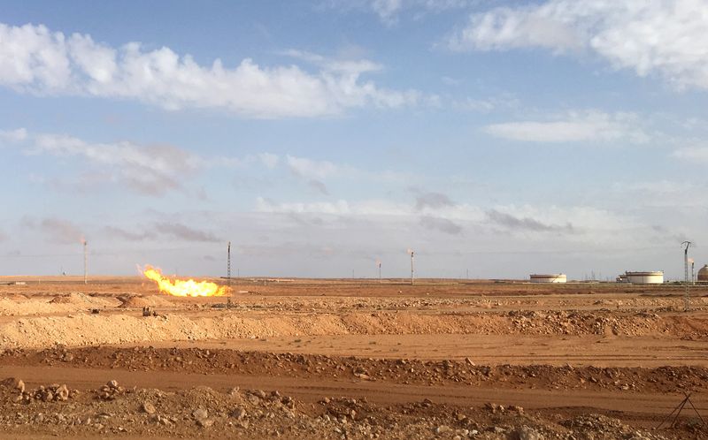 &copy; Reuters. FOTO DE ARCHIVO. Una vista general muestra el campo de gas Hassi R'mel de la empresa estatal de energía argelina Sonatrach, Argelia. 16 de octubre de 2018. REUTERS/Lamine Chikhi