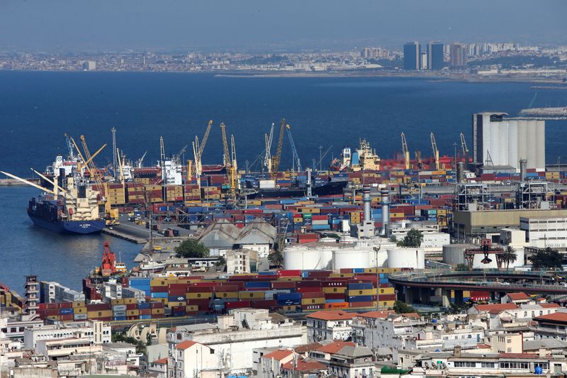 &copy; Reuters. Una vista general muestra el puerto comercial de Argel