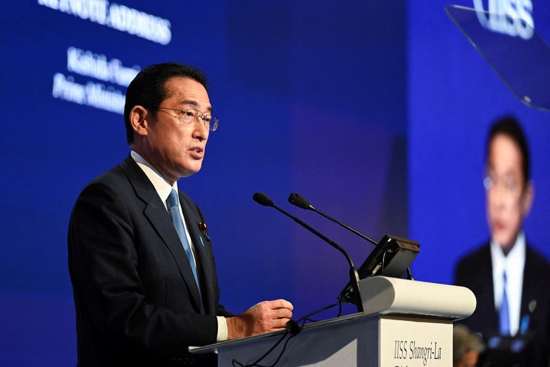 &copy; Reuters. El primer ministro de Japón, Fumio Kishida, pronuncia el discurso de apertura de la edición 19 del Diálogo de Shangri-La en Singapur. 10 de junio, 2022. REUTERS/Caroline Chia