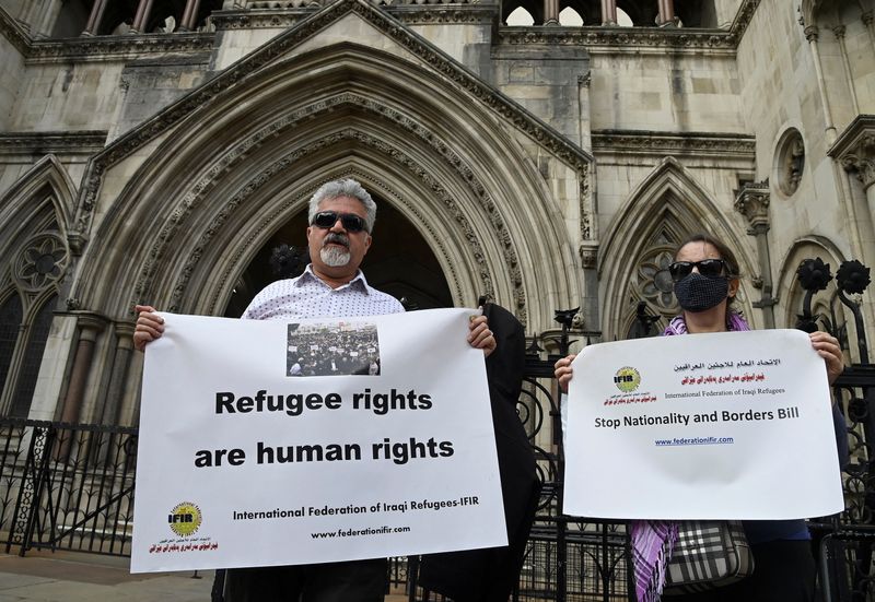 © Reuters. Demonstrators protest outside the Royal Courts of Justice whilst a legal case is heard over halting a planned deportation of asylum seekers from Britain to Rwanda, London, Britain, June 10, 2022. REUTERS/Toby Melville