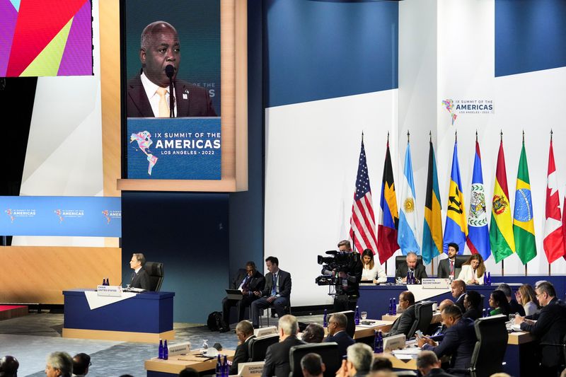 &copy; Reuters. وزير الخارجية الأمريكي أنتوني بلينكن يستمع لفيليب إدوارد ديفيس رئيس وزراء الباهاما أثناء جلسة رؤساء الدول في اليوم الثاني لقمة دول الأمريك