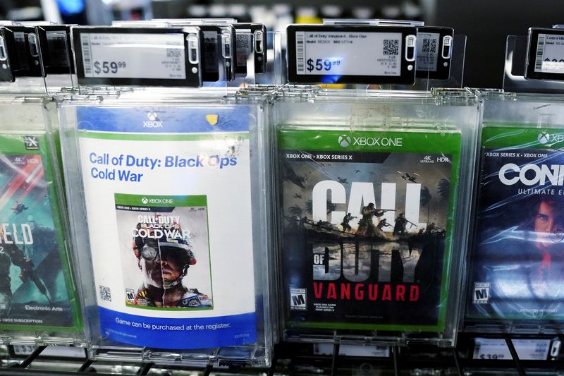 &copy; Reuters. Activision games "Call of Duty" are pictured in a store in the Manhattan borough of New York City, New York, U.S., January 18, 2022.  REUTERS/Carlo Allegri/Files