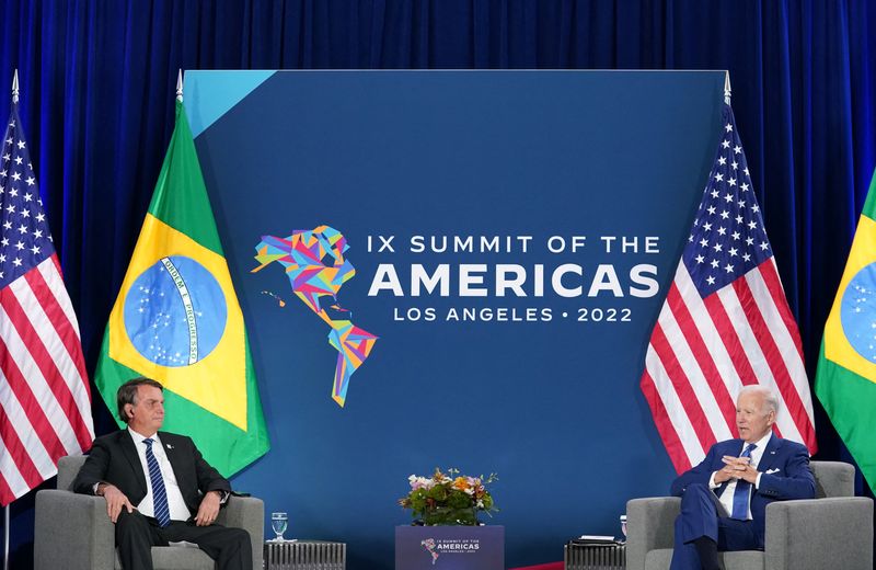 &copy; Reuters. El presidente de Estados Unidos, Joe Biden, habla mientras mantiene una reunión bilateral con el presidente de Brasil, Jair Bolsonaro, durante la Novena Cumbre de las Américas en Los Ángeles, California, Estados Unidos. 9 de junio de 2022. REUTERS/Kevi
