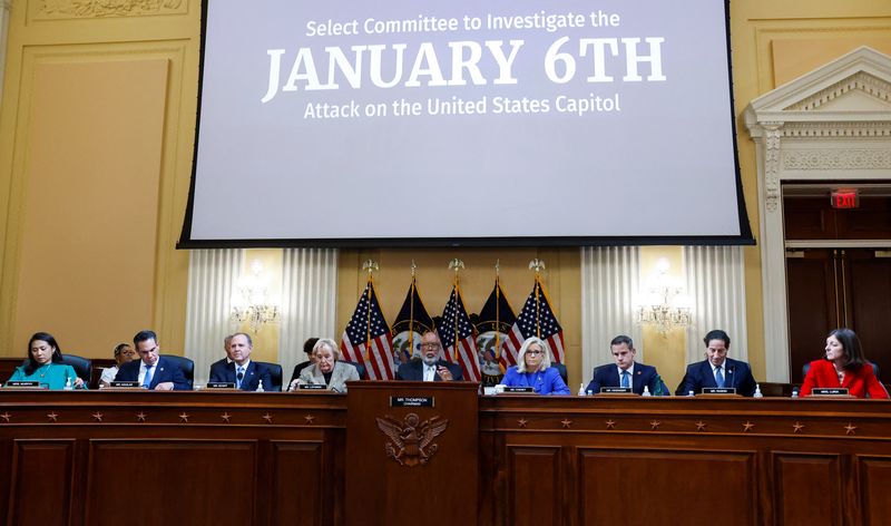 &copy; Reuters. IMAGEN DE ARCHIVO. Representantes en la Comisión del Congreso que investiga el ataque del 6 de enero de 2021 al Capitolio, en Washington, EEUU. Junio 9, 2022. REUTERS/Jonathan Ernst