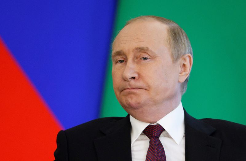 &copy; Reuters. الرئيس الروسي فلاديمير بوتين في موسكو يوم الجمعة. تصوير: ماكسيم شيميتوف - رويترز.