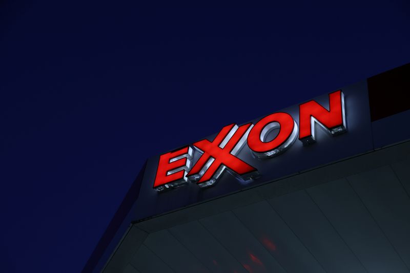 © Reuters. Marca da Exxon em posto de gasolina no Brooklyn, Nova York. 
23/11/2021 
REUTERS/Andrew Kelly