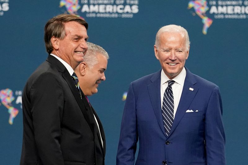 © Reuters. U.S. President Joe Biden speaks with Brazil's President Jair Bolsonaro and Colombia's President Ivan Duque as they arrive for a family photo during the Ninth Summit of the Americas in Los Angeles, California, U.S., June 10, 2022. REUTERS/Kevin Lamarque