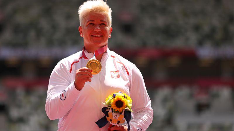 &copy; Reuters. أنيتا فودارتشيك بطلة الأولمبياد ثلاث مرات في الاطاحة بالمطرقة في صورة من أرشيف رويترز.