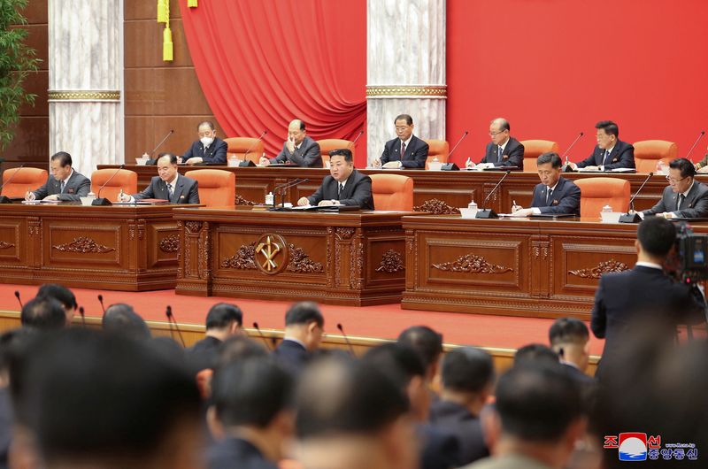 &copy; Reuters. 北朝鮮は１０日まで３日間にわたって朝鮮労働党中央委員会総会を開き、新たな外相に崔善姫第１外務次官を指名した。国営の朝鮮中央通信（ＫＣＮＡ）が１１日伝えた。写真は中央委員会