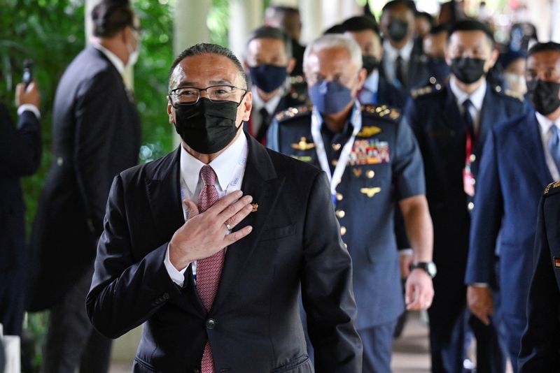 &copy; Reuters. وزير الدفاع الماليزي هشام الدين حسين ( في منتصف الصورة) خلال مشاركته في اجتماع في سنغافورة يوم الجمعة. تصوير: كارولين شيا - رويترز.