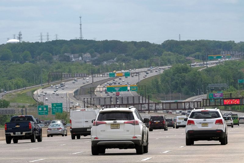 © Reuters. FILE PHOTO: People drive along the Governor Alfred E. Driscoll Bridge at the start of the Memorial Day weekend, under rising gas prices and record inflation, in Keasbey, New Jersey, U.S., May 27, 2022.  REUTERS/Eduardo Munoz/File Photo