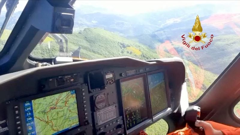 &copy; Reuters. فرقة إطفاء أثناء قيامها بالبحث عن طائرة الهليكوبتر في جبال أبنين بإيطاليا يوم الجمعة. صورة لرويترز من فيلق الإطفاء الوطني بإيطاليا