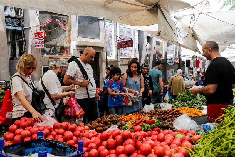 &copy; Reuters. FILE PHOTO: People shop at a open market in Istanbul, Turkey, June 10, 2022. REUTERS/Dilara Senkaya