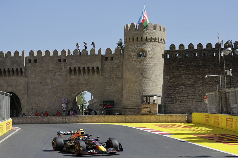 &copy; Reuters. El Red Bull de Sergio Pérez avanza por la pista durante las prácticas para el Gran Premio de F1 de Azerbaiyán en el circuito urbano de Bakú, Azerbaiyán. 11 junio 2022. REUTERS/Leonhard Foeger