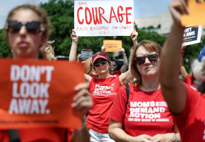 &copy; Reuters. مسيرة لأمهات في واشنطن ضد العنف المسلح في الثامن من يونيو حزيران 2022. تصوير: إيفيلين هوكستاين-رويترز