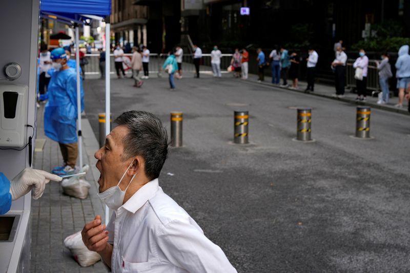 &copy; Reuters. Decenas de persona hacen cola para hacerse pruebas por el COVID-19 en Shanghái, China. 11 junio 2022. REUTERS/Aly Song