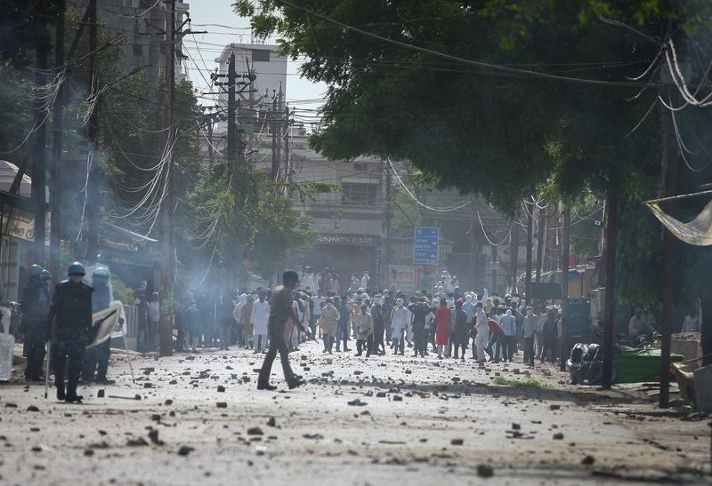 &copy; Reuters. متظاهرون يقذفون قوات الشرطة الهندية بالحجارة خلال احتجاجات على تصريحات مسيئة عن النبي محمد في براياجاراي بالهند في العاشر من يونيو حزيران  