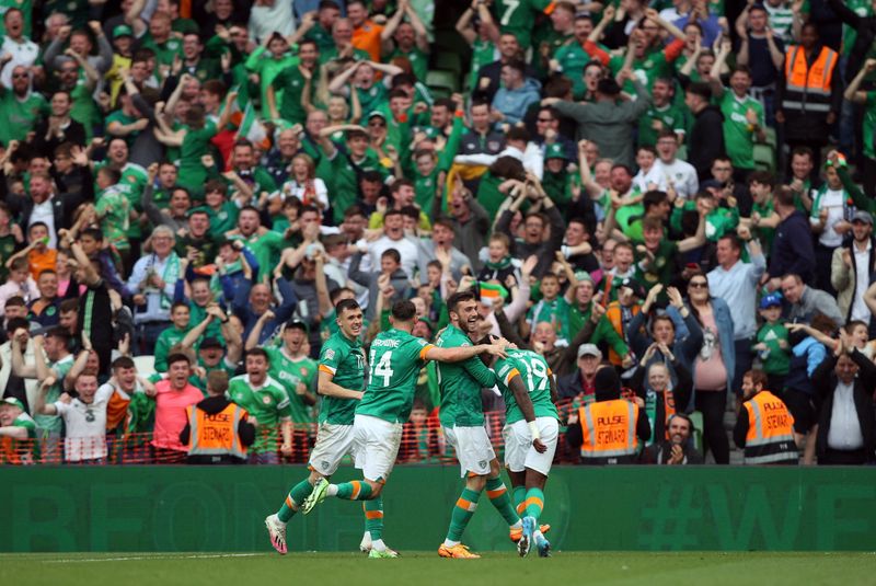 &copy; Reuters. مايكل أوبافيمي لاعب منتخب أيرلندا يحتفل بإحراز الهدف الثالث لفريقه أمام اسكتلندا في دوري الأمم يوم السبت. تصوير : مولي دارلينجتون-رويترز