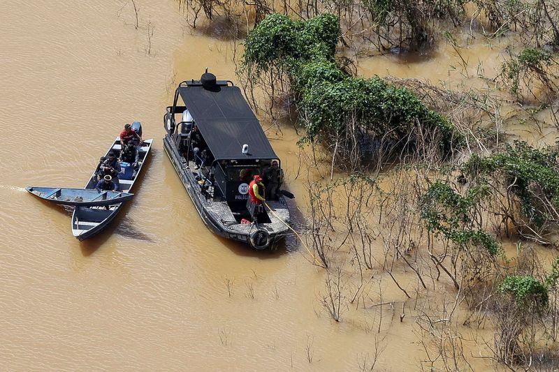&copy; Reuters. FILE PHOTO: Police officers and rescue team conduct a search operation for British journalist Dom Phillips and indigenous expert Bruno Pereira, who went missing while reporting in a remote and lawless part of the Amazon rainforest near the border with Per