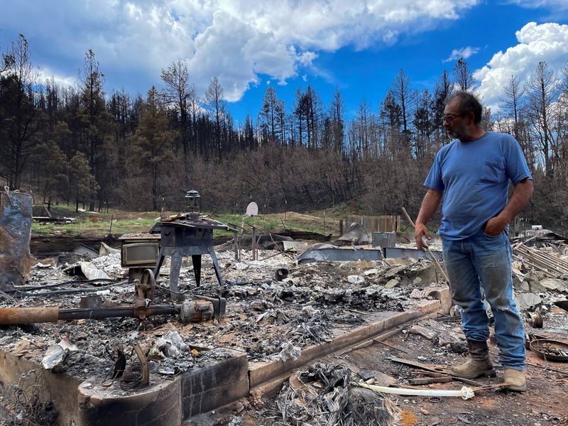 &copy; Reuters. Una persona mira las ruinas de su casa destruida por el incendio de Hermits Peak Calf Canyon en Tierra Monte, Nuevo México, EEUU. 9 junio 2022. REUTERS/Andrew Hay