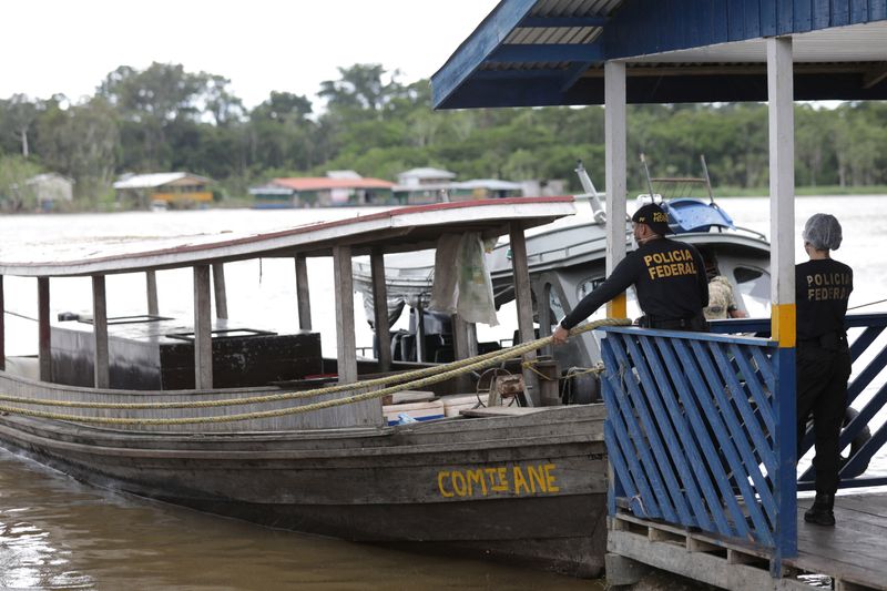 © Reuters. Federal police officers investigate a seized illegal fishermen's boat during the search operation for British journalist Dom Phillips and indigenous expert Bruno Pereira, who both went missing while reporting in a remote and lawless part of the Amazon rainforest near the border with Peru, in Atalaia do Norte, Amazonas state, Brazil, June 11, 2022. REUTERS/Bruno Kelly