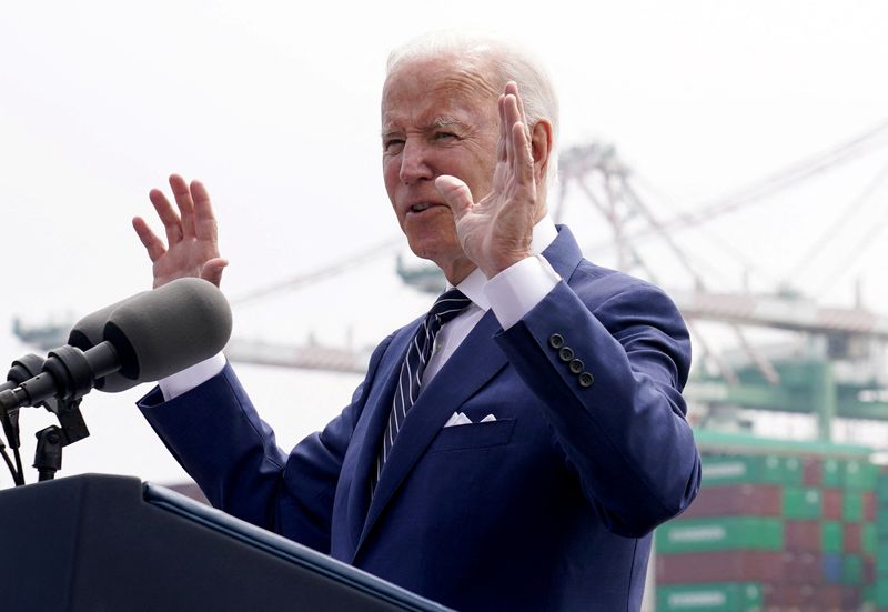 © Reuters. U.S. President Joe Biden speaks during a visit to the Port of Los Angeles, during the Ninth Summit of the Americas in Los Angeles, California, U.S., June 10, 2022.  REUTERS/Kevin Lamarque